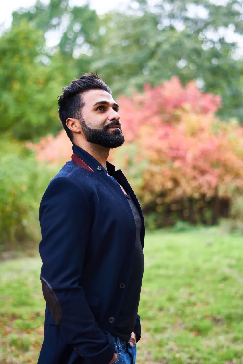 Sohrab Papahn vor herbstlichen Bäumen